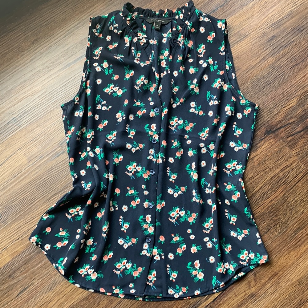 Banana Republic Sleeveless Button Up Blouse